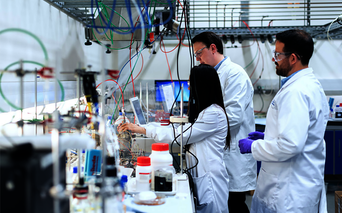 drei chemielaboranten experimentieren im Labor
